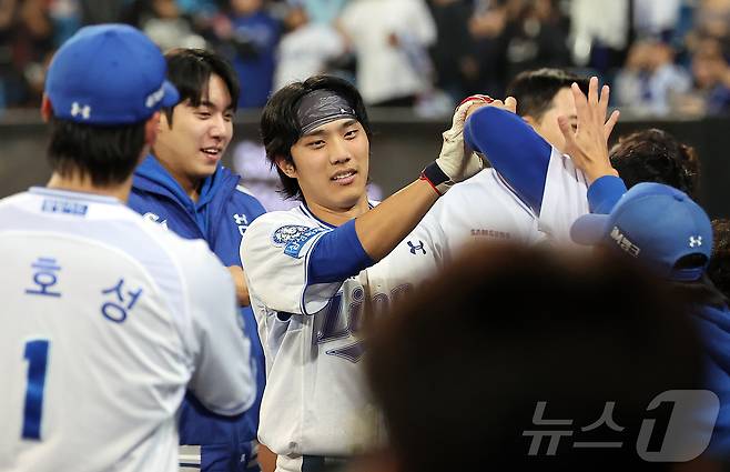 14일 오후 대구 삼성라이온즈파크에서 열린 프로야구 2025 신한 SOL뱅크 KBO 준플레이오프 4차전 SSG 랜더스와 삼성 라이온즈의 경기, 삼성 이재현이 8회말 2사 솔로홈런을 친 뒤 동료들의 축하를 받고 있다. 2025.10.14/뉴스1 ⓒ News1 김진환 기자
