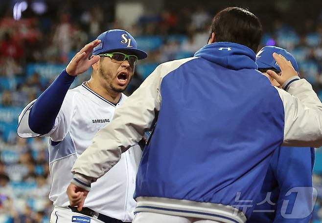 14일 오후 대구 삼성라이온즈파크에서 열린 프로야구 2025 신한 SOL뱅크 KBO 준플레이오프 4차전 SSG 랜더스와 삼성 라이온즈의 경기, 삼성 선발 후라도가 7회초 이닝을 실점 없이 마친 뒤 더그아웃에서 동료들의 축하를 받고 있다. 2025.10.14/뉴스1 ⓒ News1 김진환 기자