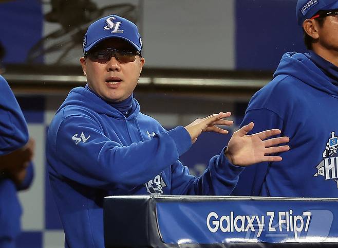 13일 오후 대구 삼성라이온즈파크에서 열린 프로야구 2025 신한 SOL뱅크 KBO 준플레이오프 3차전 SSG 랜더스와 삼성 라이온즈의 경기, 박진만 삼성 감독이 1회초 원태인의 투구를 지켜보고 있다. 2025.10.13/뉴스1 ⓒ News1 김진환 기자