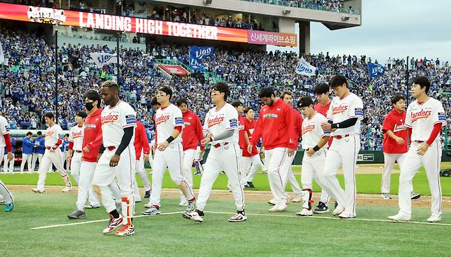 SSG 선수들이 9일 인천SSG랜더스필드에서 열린 2025 KBO 포스트시즌 삼성과 준PO1차전에서 2-5로 패한 뒤 팬들에게 인사를 하고 더그아웃으로 돌아가고 있다. 사진 | SSG 랜더스