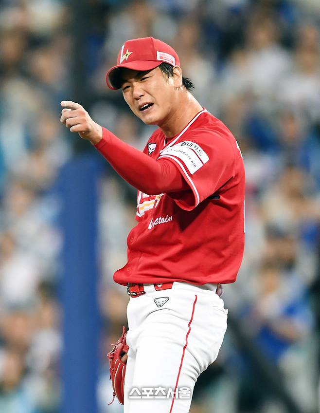 SSG 김광현이 14일 대구 삼성라이온즈파크에서 열린 2025 KBO리그 삼성과 준플레이오프 4차전 3회말 1사 1-2루 삼성 김성윤의 3루 땅볼 때 3루 베이스를 밟지 않고 2루를 선택한 3루수 최정의 플레이에 아쉬워하고 있다. 대구 | 박진업 기자 upandup@sportsseoul.com