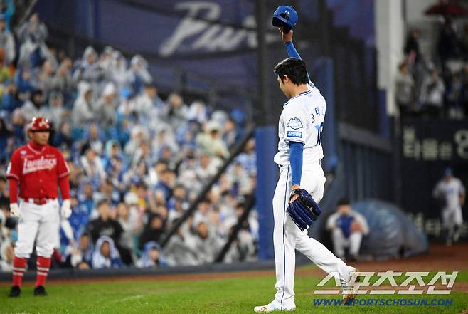 13일 대구 라이온즈파크에서 열린 삼성과 SSG의 준PO 3차전. 7회초 2사 투구수 105개를 기록한 선발 원태인이 마운드에서 내려오며 삼성 팬들을 향해 90도 인사를 건네고 있다. 대구=박재만 기자 pjm@sportschosun.com/2025.10.13/