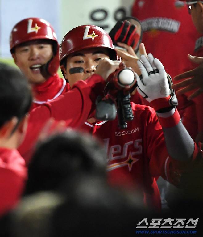 13일 대구 라이온즈파크에서 열린 삼성과 SSG의 준PO 3차전. 9회초 무사 1루 SSG 고명준이 투런포를 날린 뒤 환호하고 있다. 대구=박재만 기자 pjm@sportschosun.com/2025.10.13/