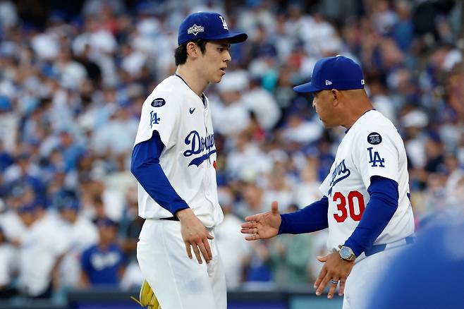 이번 가을 구원투수로 맹활약 중인 사사키. 데이브 로버츠 LA 감독이 호투를 펼친 사사키를 더그아웃 앞에서 맞이하고 있다. AFP연합뉴스