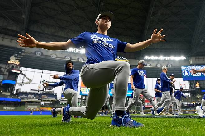LA 다저스 김혜성이 14일(한국시각) 아메리칸 패밀리필드에서 NLCS 1차전을 앞두고 몸을 풀고 있다. AP연합뉴스