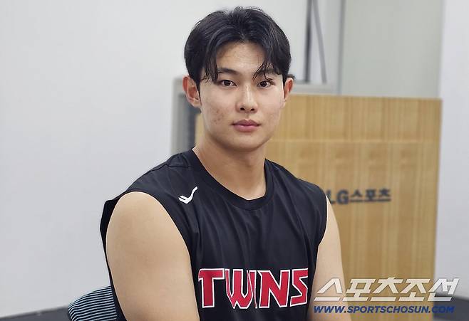 LG 김영우가 이천 LG챔피언스파크에서 진해중인 한국시리즈 합숙 훈련 중 취재진과 인터뷰를 하고 있다. 이천=권인하 기자