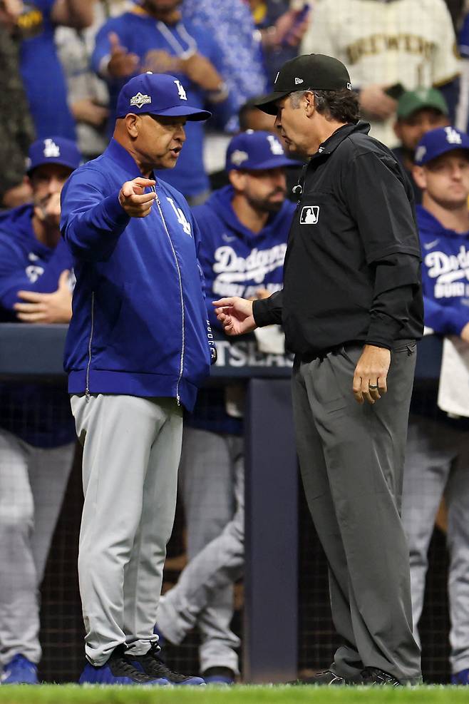 MILWAUKEE, WISCONSIN - OCTOBER 13: Manager Dave Roberts of the Los Angeles Dodgers discuses a challenge with umpire James Hoye during the fourth inning against the Milwaukee Brewers in game one of the National League Championship Series at American Family Field on October 13, 2025 in Milwaukee, Wisconsin.   Michael Reaves/Getty Images/AFP (Photo by Michael Reaves / GETTY IMAGES NORTH AMERICA / Getty Images via AFP)







<저작권자(c) 연합뉴스, 무단 전재-재배포, AI 학습 및 활용 금지>