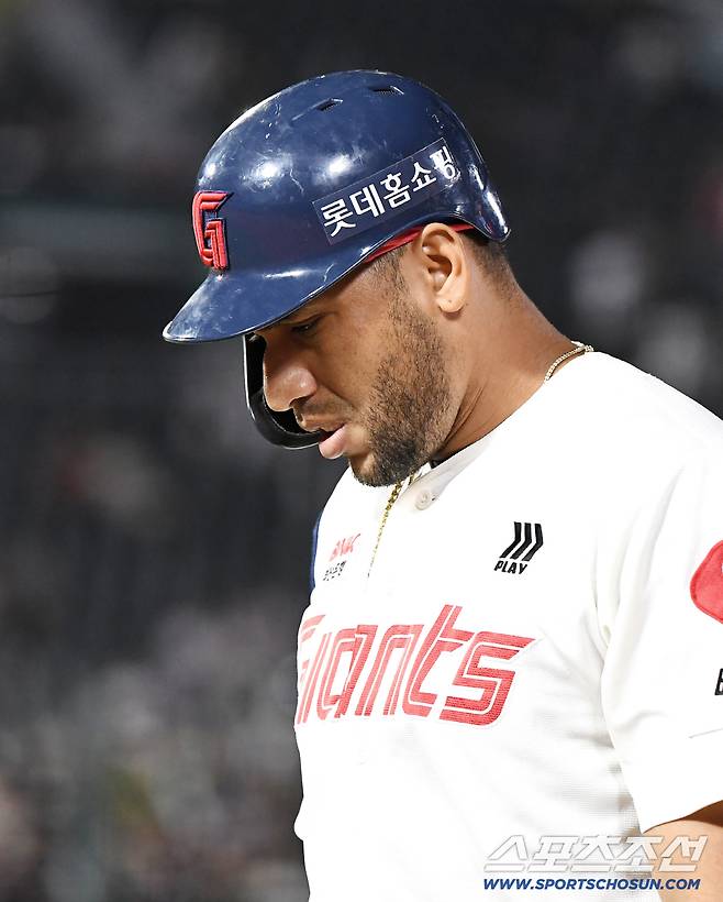 27일 부산 사직구장에서 열린 KT-롯데전. 롯데가 1-7로 뒤진 7회말 1시 1. 3루에서 희생플라이를 친 레이예스가 아쉬워하고 있다. 부산=정재근 기자 cjg@sportschosun.com/2025.8.27/