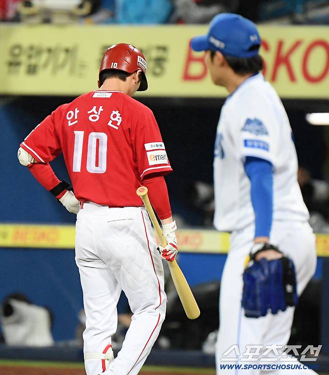 13일 대구 라이온즈파크에서 열린 SSG와 삼성의 준PO 3차전. 5회초 무사 안상현이 기습 번트를 시도했지만 파울플라이로 아웃되고 있다. 대구=정재근 기자 cjg@sportschosun.com/2025.10.13/