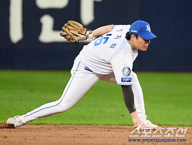 13일 대구 라이온즈파크에서 열린 SSG와 삼성의 준PO 3차전. 6회초 2사 1루 최지훈의 강습타구를 2루수 류지혁이 침착하게 처리하고 있다. 대구=정재근 기자 cjg@sportschosun.com/2025.10.13/