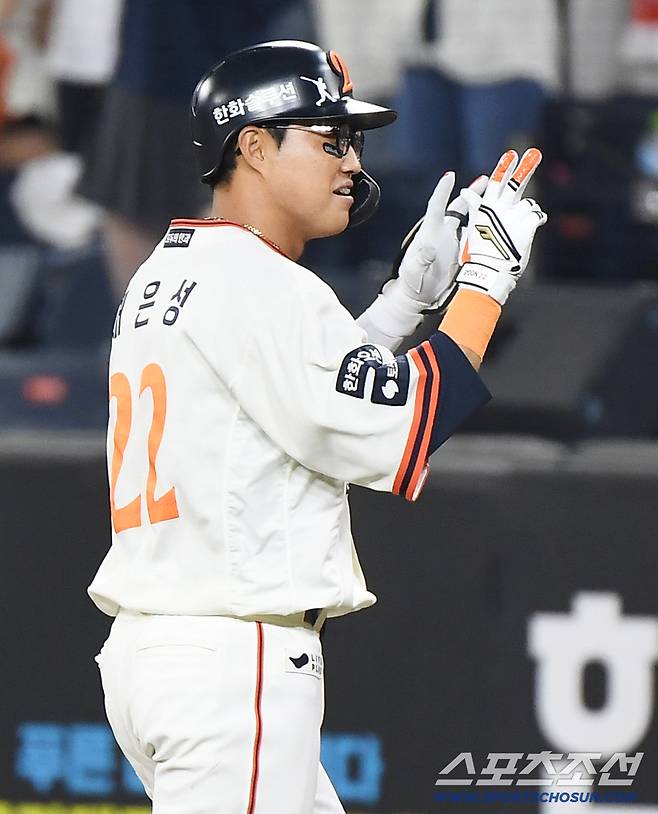 29일 대전 한화생명볼파크에서 열린 LG-한화전. 6회말 무사 1, 2루 채은성이 페이크번트 앤 슬래시로 1타점 적시타를 친 후 기뻐하고 있다. 대전=정재근 기자 cjg@sportschosun.com/2025.9.29/