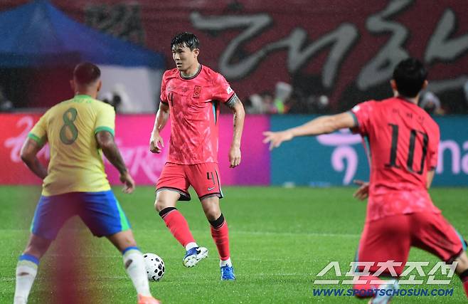 10일 서울월드컵경기장에서 열린 축구대표팀과 브라질의 A매치 평가전. 패스하는 김민재. 상암=송정헌 기자songs@sportschosun.com/2025.10.10/