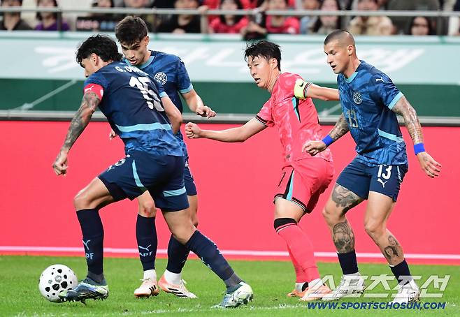 14일 서울월드컵경기장에서 열린 축구대표팀과 파라과이의 평가전. 파라과이 선수들에게 둘러싸인 손흥민. 상암=송정헌 기자songs@sportschosun.com/2025.10.14/
