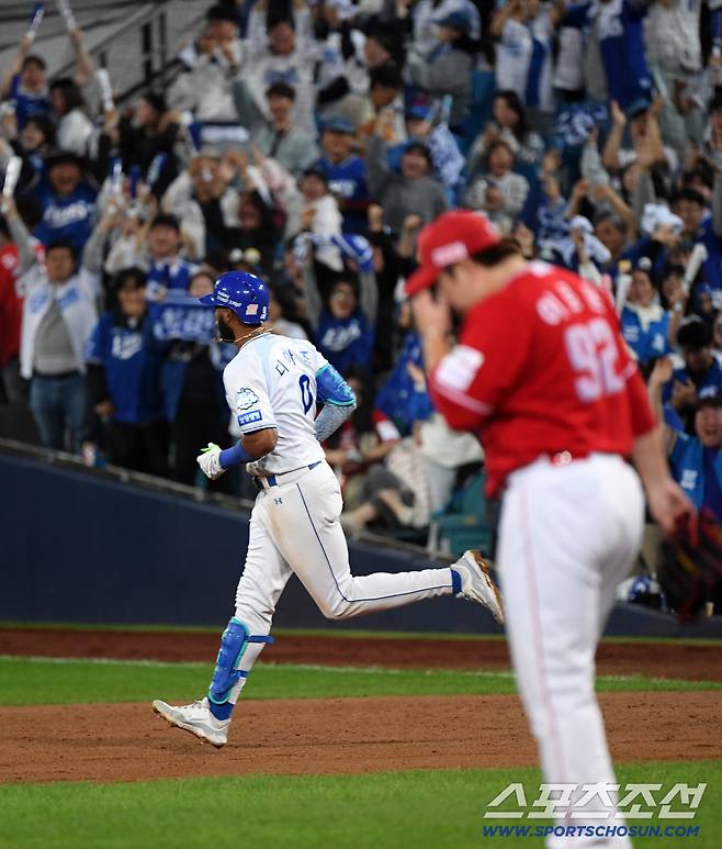 14일 대구 라이온즈파크에서 열린 삼성과 SSG의 준PO 4차전. 8회말 2사 1루 삼성 디아즈가 역전 투런포를 날린 뒤 환호하고 있다. 대구=박재만 기자 pjm@sportschosun.com/2025.10.14/