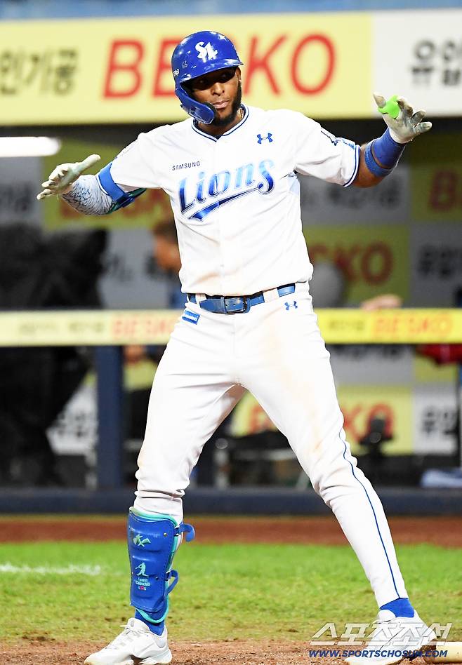 14일 대구 라이온즈파크에서 열린 삼성과 SSG의 준PO 4차전. 8회말 2사 1루 삼성 디아즈가 역전 투런포를 날린 뒤 환호하고 있다. 대구=박재만 기자 pjm@sportschosun.com/2025.10.14/