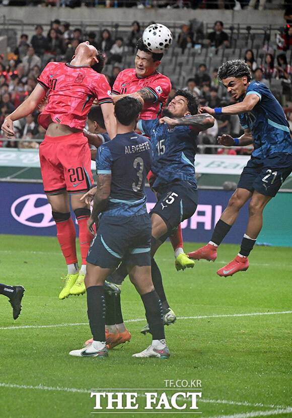 대한민국과 파라과이의 평가전이 14일 오후 서울 마포구 서울월드컵경기장에서 열린 가운데 김민재가 공중볼 다툼을 하고 있다./서울월드컵경기장=남용희 기자
