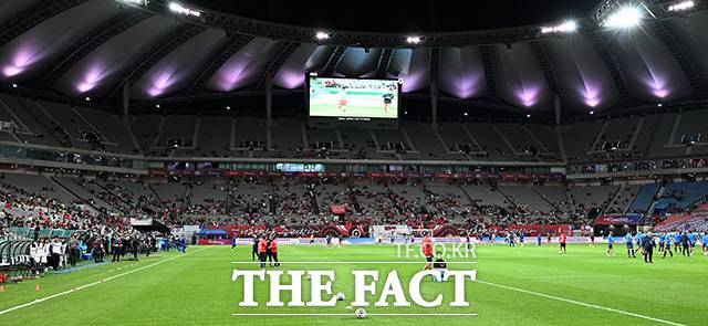 대한민국과 파라과이의 평가전이 14일 오후 서울 마포구 서울월드컵경기장에서 열린 가운데 관중석 곳곳이 비어있다. /서울월드컵경기장=남용희 기자