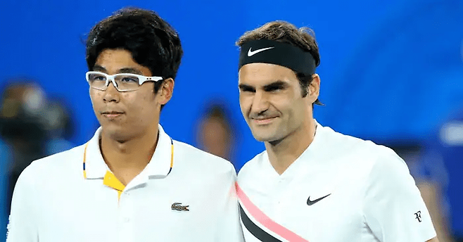 2018년 호주오픈에서 만난 로더 페더러와 정현. 테니스365