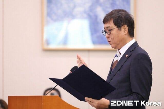 최휘영 문체부 장관이 2025 문체위 국감에서 증인선서를 하고 있다.