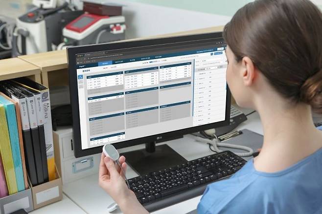 씽크를 활용하는 간호사의 모습 예시. 대웅제약