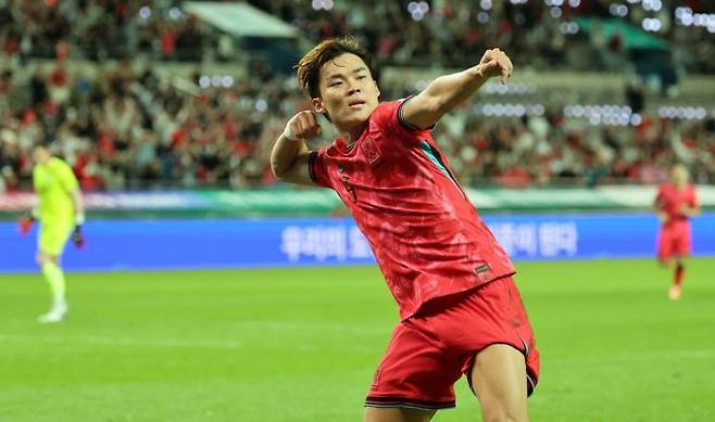 한국 축구 대표팀 공격수 오현규가 14일 서울 마포구 서울월드컵경기장에서 열린 파라과이 축구 대표팀과의 친선경기에서 두 번째 골을 넣은 뒤 세리머니를 하고 있다.  [사진 제공= 연합뉴스]