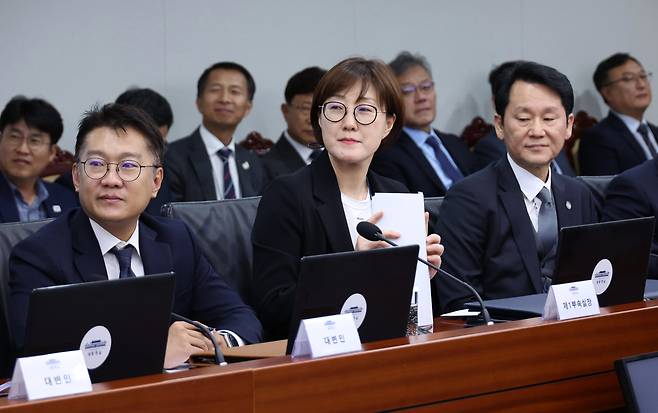 김현지(가운데) 제1부속실장이 13일 서울 용산 대통령실 청사에서 열린 수석보좌관회의에 참석해 있다. /뉴시스