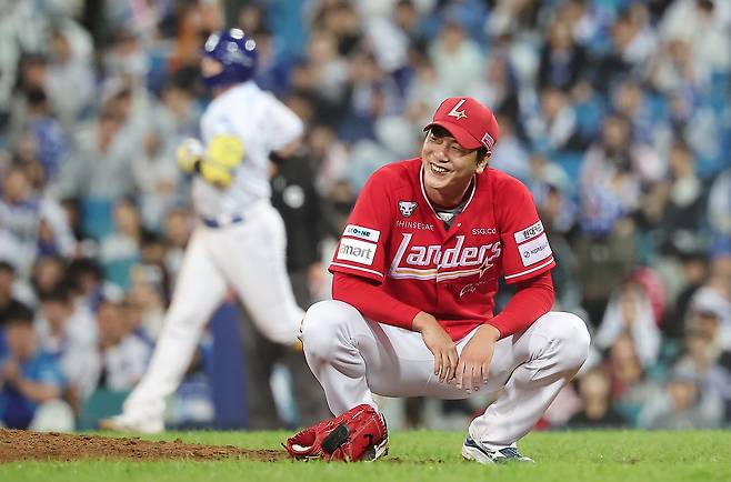 14일 오후 대구 삼성라이온즈파크에서 열린 프로야구 2025 신한 SOL뱅크 KBO 준플레이오프 3차전 SSG 랜더스와 삼성 라이온즈의 경기, SSG 선발 김광현이 5회말 1사 삼성 전병우를 외야 플라이로 잡아낸 뒤 멋쩍은 미소를 짓고 있다. /뉴스1