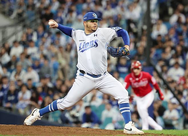 14일 오후 대구 삼성라이온즈파크에서 열린 프로야구 2025 신한 SOL뱅크 KBO 준플레이오프 4차전 SSG 랜더스와 삼성 라이온즈의 경기, 삼성 선발 후라도가 7회초 2사 1루 상황 역투를 펼치고 있다.  /뉴스1