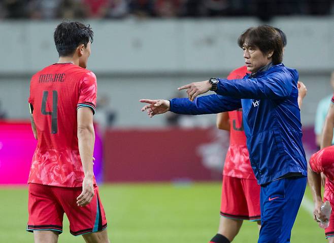 홍명보(오른쪽) 축구 대표팀 감독이 14일 서울월드컵경기장에서 열린 파라과이와의 평가전에서 김민재에게 작전 지시를 내리고 있다. /뉴시스