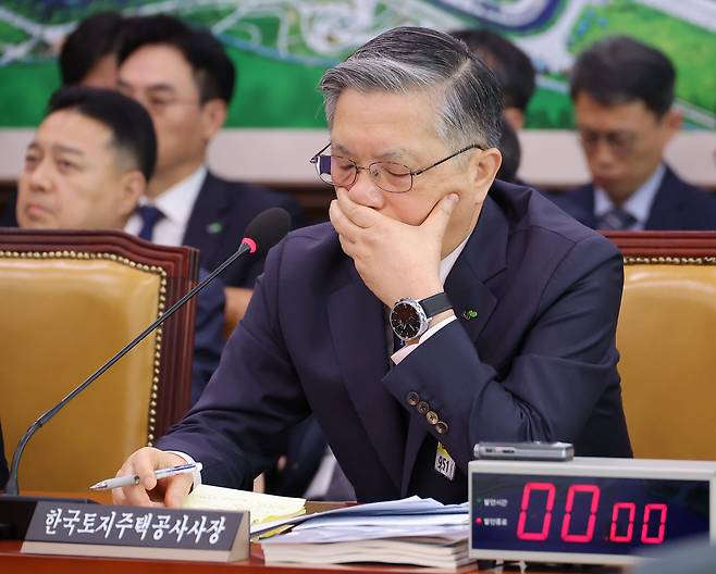 이한준 한국토지주택공사 사장이 14일 서울 여의도 국회에서 열린 국토교통위원회 국정감사에서 의원 질의를 듣고 있다. /연합뉴스