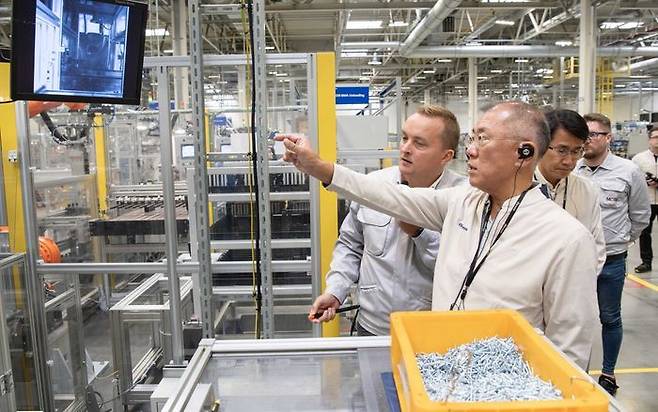 정의선 현대차그룹 회장이 체코공장 내 현대모비스 배터리시스템(BSA) 공장에서 현지 직원과 대화하고 있다. ⓒ현대자동차그룹