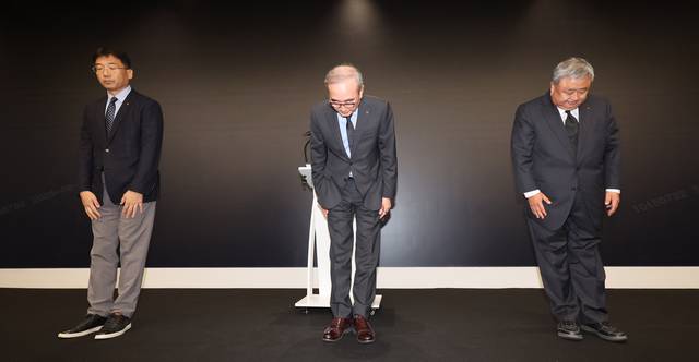 김영섭(가운데) KT 대표가 지난달 11일 서울 종로구 KT광화문빌딩 웨스트 사옥에서 소액결제 피해에 대해 머리 숙여 사과하고 있다. 박동욱기자 fufus@