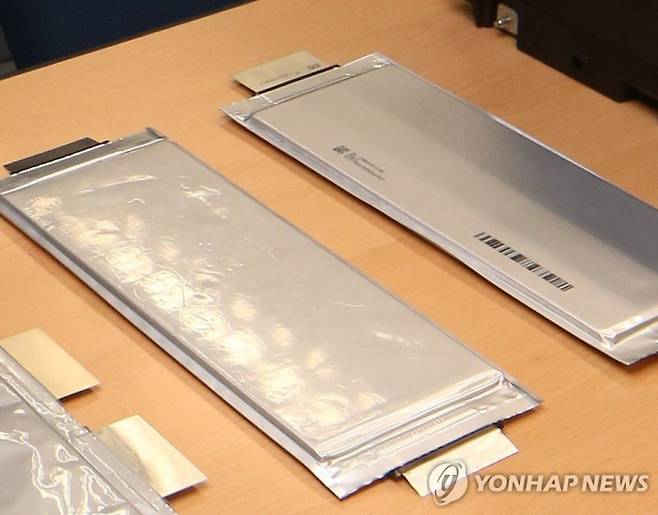 리튬이온 배터리가 전시돼 있다. 사진=연합뉴스