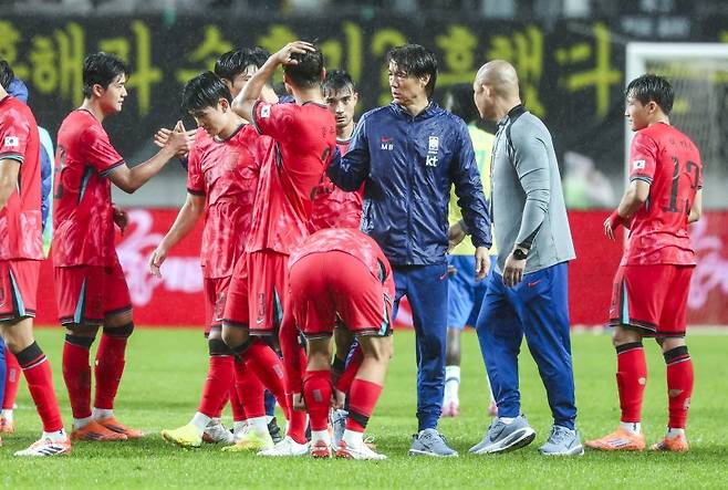 서울월드컵경기장에서 열린 남자 축구 국가대표 10월 A매치 친선전 대한민국과 브라질의 경기, 5-0으로 패배한 대한민국 홍명보 감독이 선수들을 격려하고 있다.뉴시스