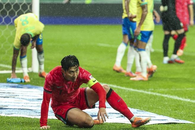 서울월드컵경기장에서 열린 남자 축구 국가대표 10월 A매치 친선전 대한민국과 브라질의 경기, 손흥민이 넘어져있다.뉴시스