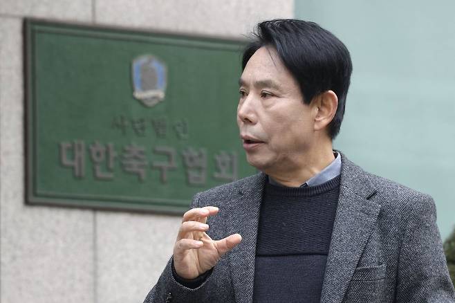 제55대 대한축구협회장 선거에 출마한 신문선 명지대 교수가 지난달 13일 서울 종로구 대한축구협회 앞에서 기자 질문에 답변하고 있다.뉴시스