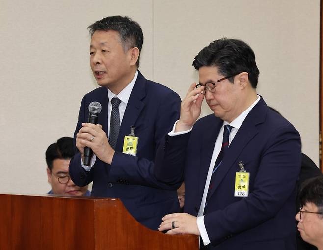 김광일 홈플러스 대표이사(왼쪽)가 14일 오후 서울 여의도 국회에서 열린 정무위원회 국정감사에서 의원 질의에 답변하고 있다. 오른쪽은 김병주 MBK파트너스 회장. 뉴시스