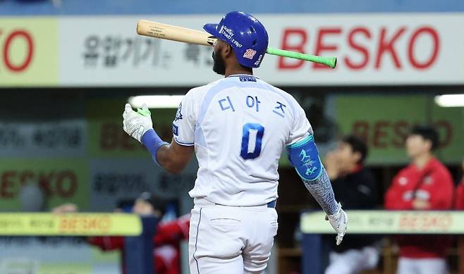 14일 대구 수성구 삼성라이온즈파크에서 열린 2025 신한 SOL 뱅크 KBO 포스트시즌 준플레이오프 4차전 SSG 랜더스와 삼성 라이온즈의 경기, 8회말 2사 주자 1루 상황에서 역전 투런 홈런을 치고 있다.뉴시스