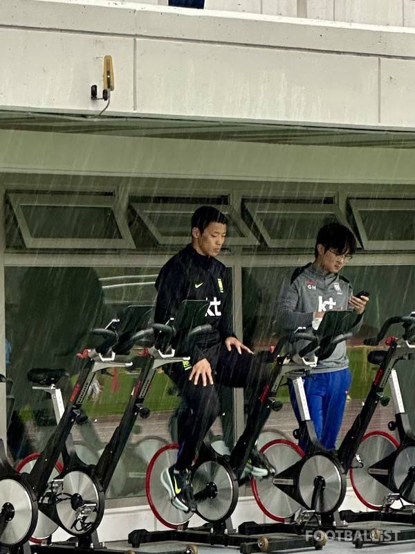 사이클을 타고 있는 황희찬. 김진혁 기자