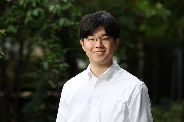 시인 이육사의 종손인 이재원군이 지난달 28일 오후 서울 마포구 한겨레 사옥에서 인터뷰를 하기 전 포즈를 취하고 있다. 백소아 기자 thanks@hani.co.kr