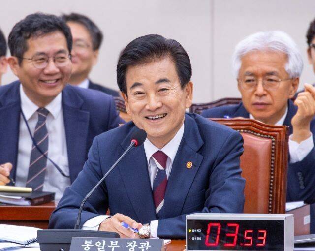 정동영 통일부 장관이 14일 국회 외교통일위원회의 통일부 상대 국정감사에 나와 의원들의 질의에 답변을 하고 있다. 연합뉴스