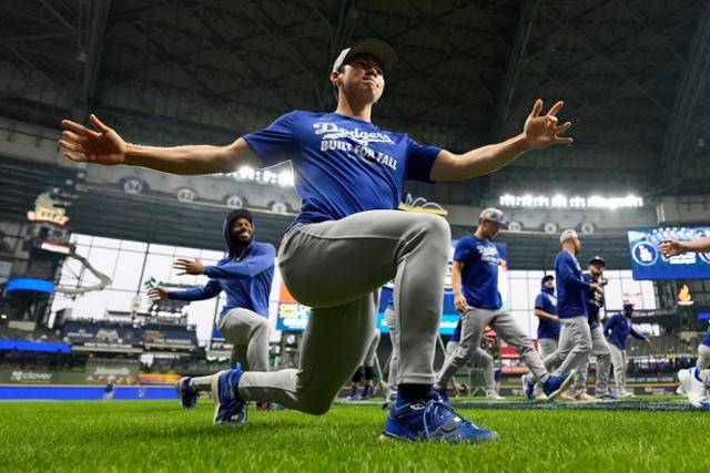 다저스 김혜성이 14일 미국 위스콘신주 밀워키의 아메리칸 패밀리 필드에서 열린 밀워키와의 2025 MLB 포스트시즌 NLCS 1차전에 앞서 몸을 풀고 있다. 김혜성은 이날 벤치를 지켰다. 밀워키=AP 연합뉴스