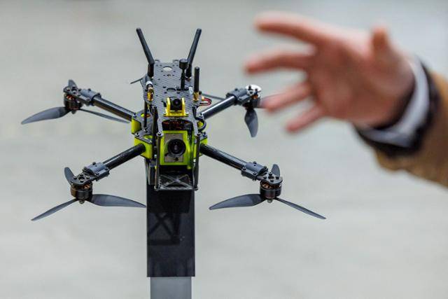 8일 독일 동부 코흐스테트에 위치한 독일 항공우주센터(DLR) 무인항공시스템 시험센터에서 무인기(드론) 방어 프로그램 중 하나인 이른바 '헌터 드론'이 소개되고 있다. 코흐스테트=AFP 연합뉴스