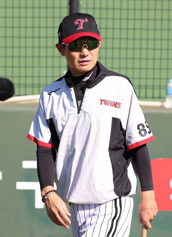 염경엽 감독이 이천 챔피언스파크에서 2025 한국시리즈를 대비한 훈련을 지켜보고 있다. 구단 제공