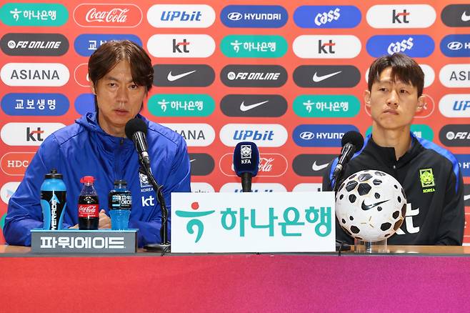 파라과이전 앞두고 기자회견하는 홍명보 감독과 이재성 (고양=연합뉴스) 서대연 기자 = 대한민국 축구 국가대표팀 홍명보 감독과 이재성이 파라과이와의 평가전을 하루 앞둔 13일 경기도 고양시 고양종합운동장에서 열린 공식기자회견에 참석하고 있다. 2025.10.13 dwise@yna.co.kr/2025-10-13 15:32:38/ <저작권자 ⓒ 1980-2025 ㈜연합뉴스. 무단 전재 재배포 금지, AI 학습 및 활용 금지>