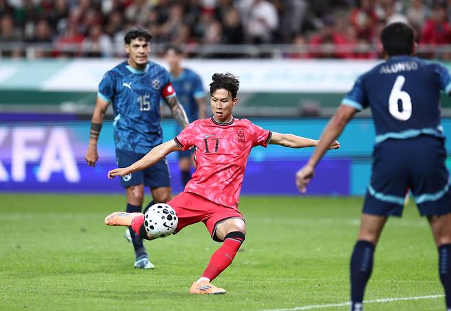 <yonhap photo-5227=""> 골 넣는 엄지성 (서울=연합뉴스) 윤동진 기자 = 14일 서울 마포구 서울월드컵경기장에서 열린 한국과 파라과이 축구 대표팀의 친선경기. 엄지성이 골을 넣고 있다. 2025.10.14 mon@yna.co.kr/2025-10-14 20:19:25/ <저작권자 ⓒ 1980-2025 ㈜연합뉴스. 무단 전재 재배포 금지, AI 학습 및 활용 금지></yonhap>