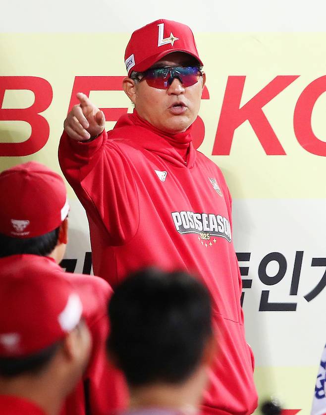 14일 대구에서 열린 준플레이오프 4차전 중 선수단에 지시를 내리는 이숭용 감독. SSG 제공