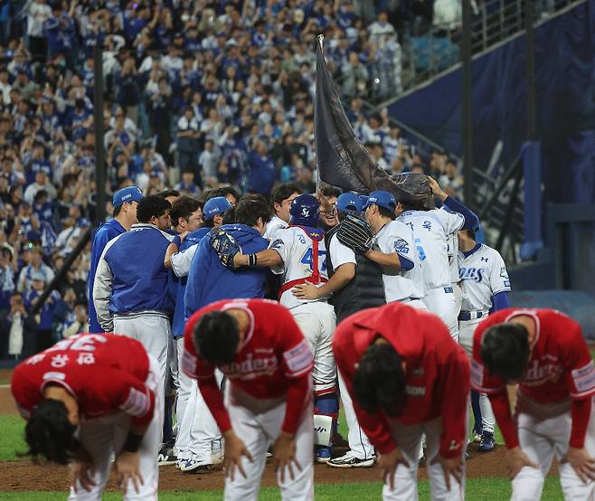 <yonhap photo-5668="">14일 대구 삼성라이온즈파크에서 열린 2025 프로야구 KBO리그 포스트시즌 준플레이오프 4차전 SSG 랜더스와 삼성 라이온즈의 경기. 삼성 선수들이 승리 후 환호하고 있다. 2025.10.14 [연합뉴스]</yonhap>