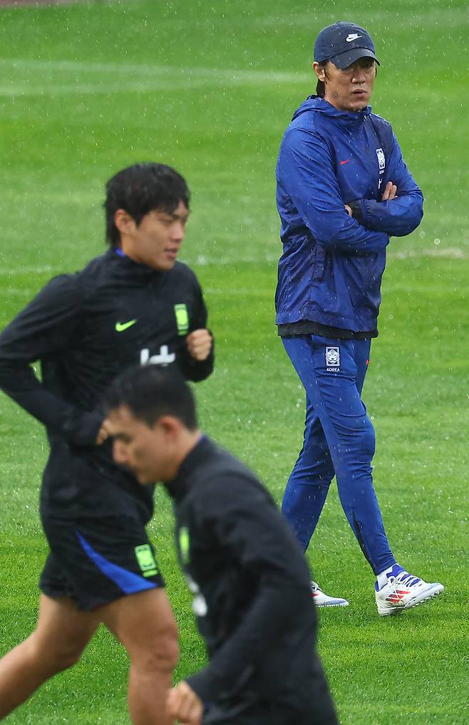 한국축구 국가대표팀 홍명보 감독이 파라과이와의 평가전을 하루 앞둔 13일 경기도 고양시 고양종합운동장 보조구장에서 열린 공식훈련에서 선수들의 훈련을 지켜보고 있다. [연합뉴스]