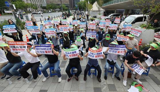 서울시 마을버스 운송사업조합이 서울 중구 서울시의회 본관 인근에서 연 '통합환승제 합의서 개정 및 운송원가 현실화 촉구' 집회에 참가했다. [연합뉴스]